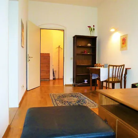 Charming, Central, Spacious Apartamento